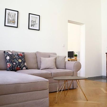 Bloom - Cozy Apartment, 5 Stops To City Center Wina Bagian luar foto