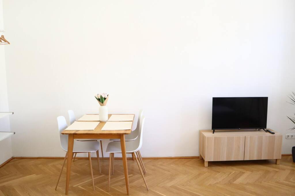 Bloom - Cozy Apartment, 5 Stops To City Center Wina Bagian luar foto