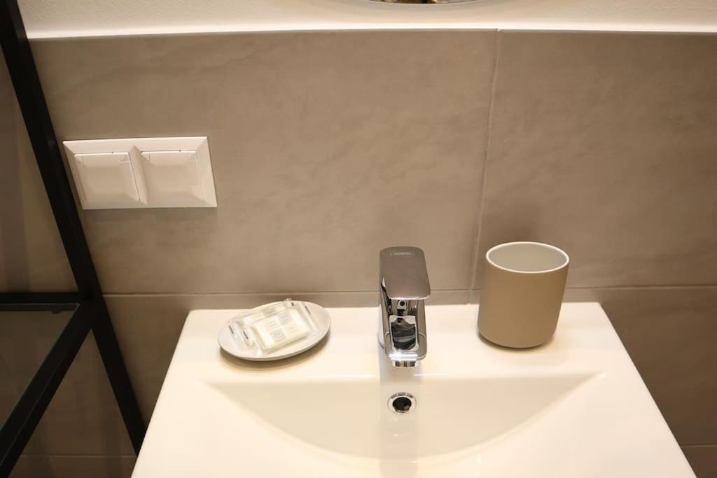 Bloom - Cozy Apartment, 5 Stops To City Center Wina Bagian luar foto