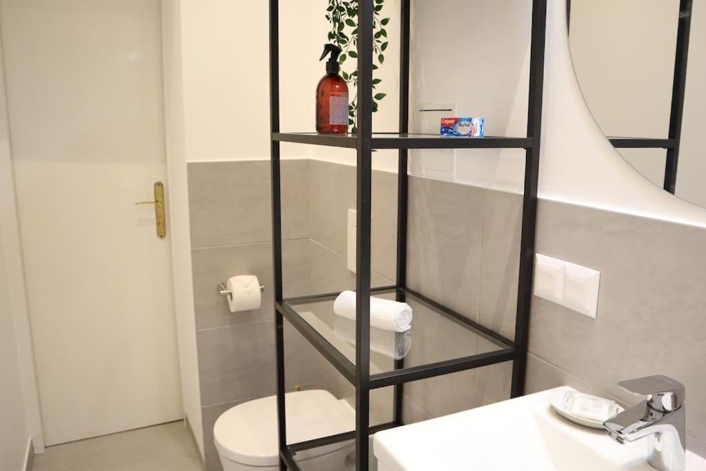 Bloom - Cozy Apartment, 5 Stops To City Center Wina Bagian luar foto