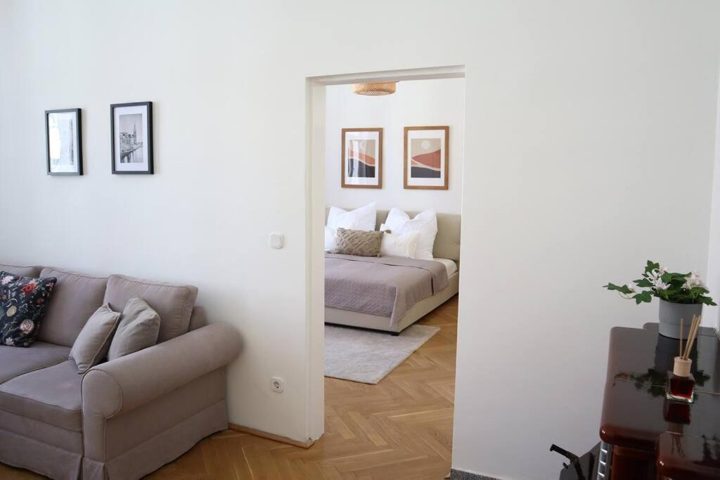 Bloom - Cozy Apartment, 5 Stops To City Center Wina Bagian luar foto