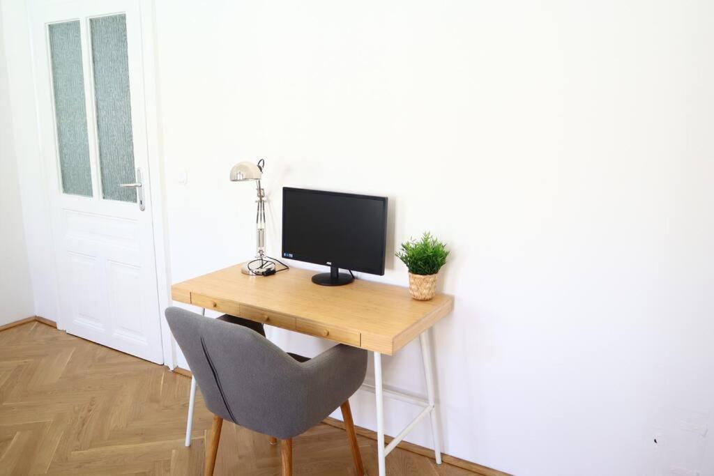 Bloom - Cozy Apartment, 5 Stops To City Center Wina Bagian luar foto