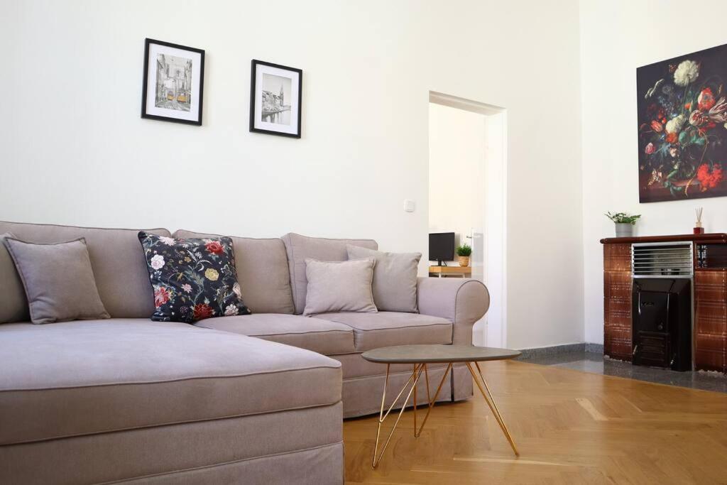 Bloom - Cozy Apartment, 5 Stops To City Center Wina Bagian luar foto