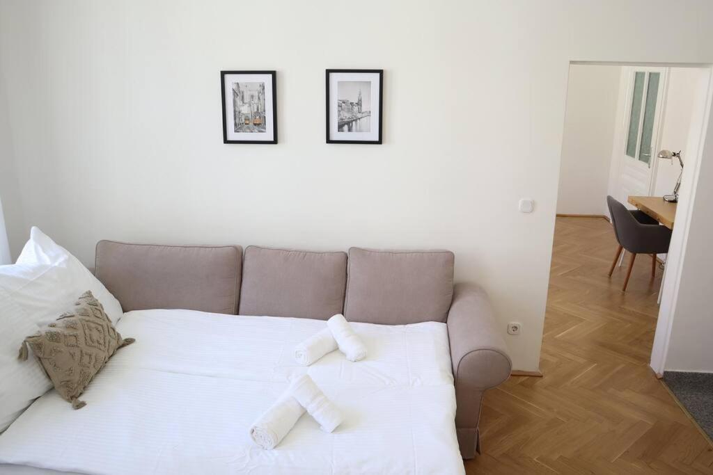 Bloom - Cozy Apartment, 5 Stops To City Center Wina Bagian luar foto