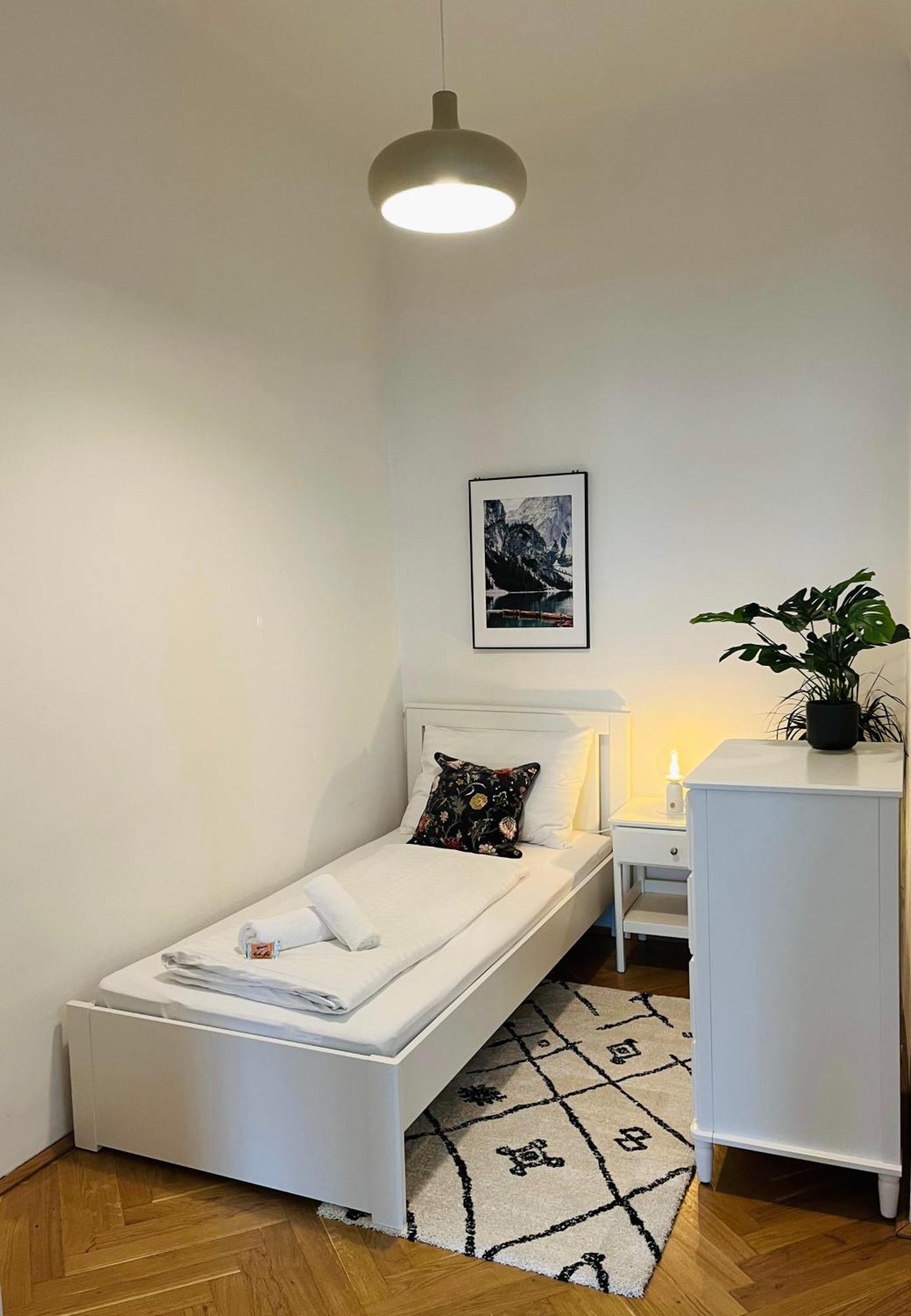 Bloom - Cozy Apartment, 5 Stops To City Center Wina Bagian luar foto